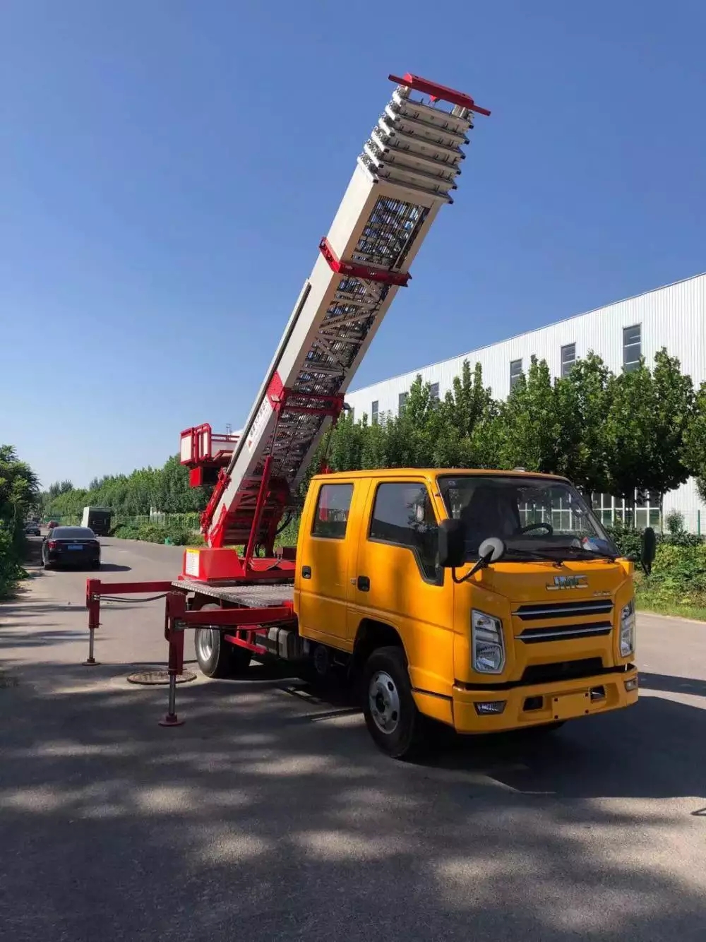 白玉附近的云梯车出租服务：轻松解决高空作业需求