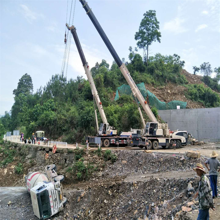 白玉汽车掉沟里叫吊车救援要多少钱