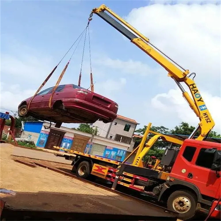 白玉吊车吊汽车的正确方法